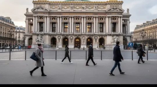 Façade de l'Opéra Garnier avec passants traversant la place, ambiance parisienne authentique